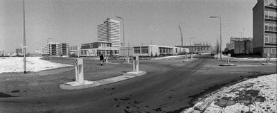 124131 Gezicht op het wijkcentrum Kanaleneiland (Politiebureau, Gezondheidscentrum en Bescherming Bevolking (B.B.), ...